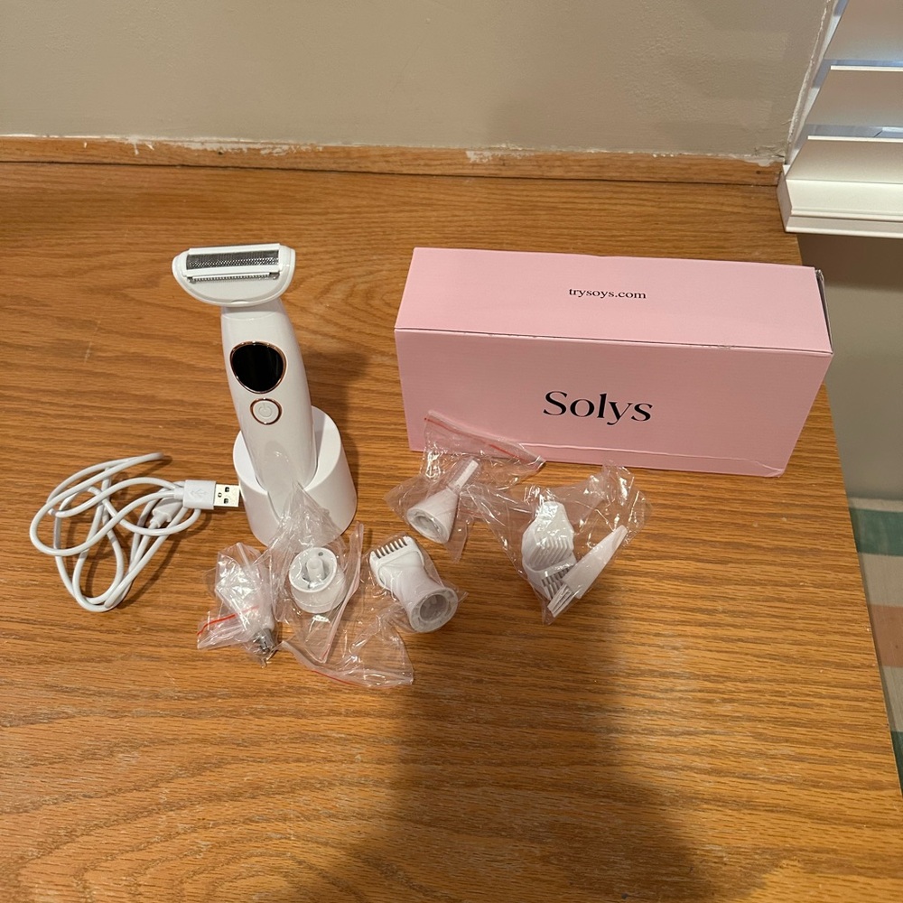 Solys White Electric Shaver with Attachments